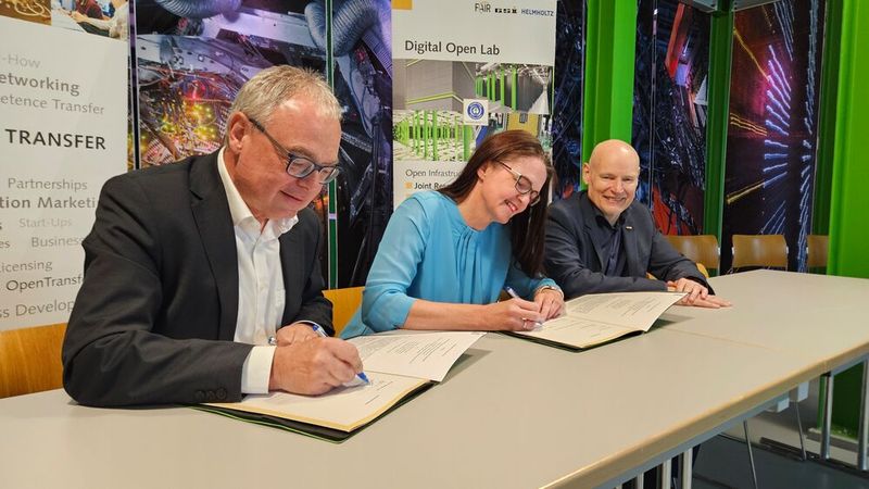 Rittal und das GSI unterzeichnen Kooperationsvereinbarung für KI-fähige IT-Kühlung: Uwe Scharf, Rittal Geschäftsführer für den Vertrieb Deutschland, Dr. Katharina Stummeyer, Administrative Geschäftsführerin von GSI und FAIR und Prof. Dr. Thomas Nilsson, Wissenschaftlicher Geschäftsführer von GSI und FAIR (v.l.).  (Bild: K. Göbel, GSI)