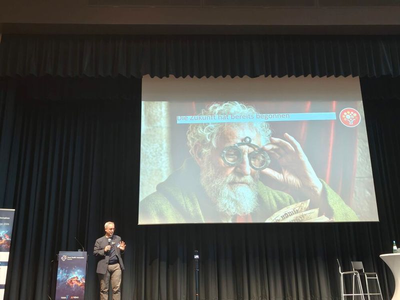 Den Abschluss der Veranstaltung bildete der Impulsvortrag von Prof. Dr. Tobias Gantner, CEO der HealthCare Futurist GmbH, zur Zukunft der Gesundheitsbranche. (Bild: © Serina Sonsalla)