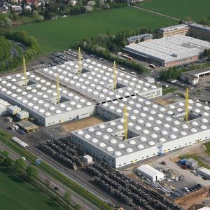 Die rund 60-prozentige Erweiterung (rechts der gestrichelten Linie) der schlanken igus-Fabrik in Köln ist fast abgeschlossen und teilweise schon in Betrieb genommen. 80.000 Produkte können in 24 Stunden oder am gleichen Tag geliefert werden.