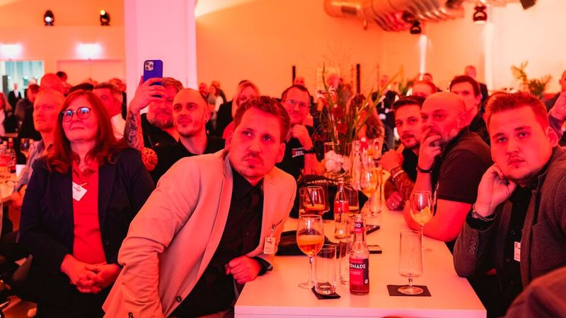... während Niklas (links) und Jonas Voss hier noch eher vorsichtig optimistisch dreinschauen.  (Bild: Stefan Bausewein)