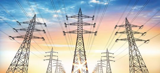 Energieintensive Unternehmen sollen durch einen gedeckelten Industriestrompreis weiterhin wettbewerbsfähig bleiben. (Bild:  peterschreiber.media - stock.adobe.com)