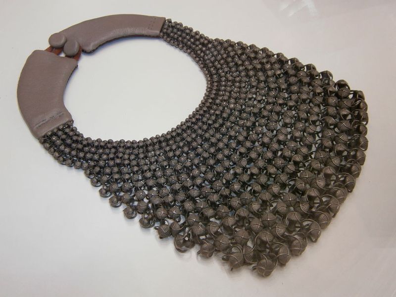 Diese Metall-Handtasche besteht aus 3D-gedruckten Hohlkugeln...dürfte außerdem rostfrei sein! Prada für mittelalterlich geprägte Burgfräulein??? (Bild: Königsreuther)