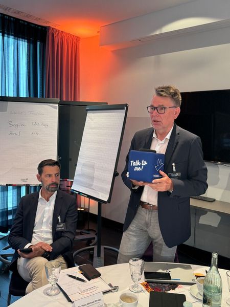 Nach den einzelnen Themenblöcken gab es für alle die Gelegenheit zum Meinungsaustausch. Es galt: Wer den Würfel hat, hat das Wort, hier: Dr. Hartmut Schubert, Staatssekretär, Thüringer Finanzministerium, ... (©Vogel IT-Akademie)