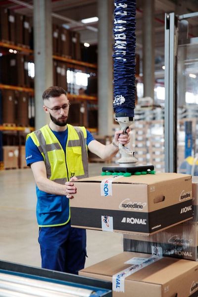 Nach dem Verpacken wird kommissioniert – auch hier entlastet ein Jumbo Flex mit Multigreifer von Schmalz den Ronlog-Mitarbeiter. (J. Schmalz )