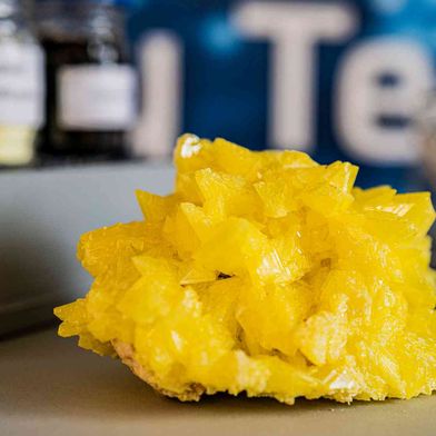 Die spezifische Kapazität von Schwefel liegt deutlich über der konventioneller Kathodenmaterialien, was neue Freiheitsgrade bei der Energiedichte eröffnet und signifikant leichtere Batteriespeicher ermöglicht.  (Bild: theion)