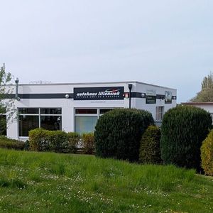 Die Dienstleistungen für Gewerbekunden wurden unter der Marke „Liliensiek Business Solutions“ zusammengefasst. Der Standort in Dresden West folgt dem Konzept der Service Factory von VW und benötigt keine Hersteller-Signalisation.(Bild:  Rosenow – VCG)