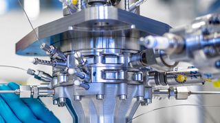 Das Triebwerk Berta wurde vom DLR additiv gefertigt. Nun hat es erste Test bestanden. (© ArianeGroup Holding, Jürgen Dannenberg/ Alpensektor)