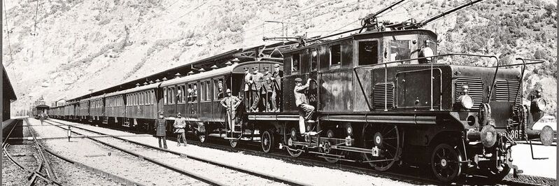 Der Simplonexpress in Brig im Jahr 1914 mit einer Lokomotive der BBC, deren Stromabnehmer eigens für den Simplontunnel umgerüstet wurde. 