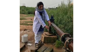 Probenahme an einer Grundwasserpumpstation im Distrikt Gujrat, Provinz Punjab  (Tasawar Khanam, Comsats)