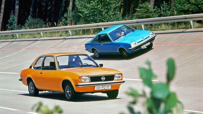 Den Ascona baute Opel stolze 18 Jahre lang: von 1970 bis 1988. Bei seiner Einführung bewarb der Hersteller das Modell als „die neue Klasse von Opel“. Der Name Ascona stammt vom gleichnamigen Ort am Lago Maggiore in der italienischsprachigen Schweiz. Den Namen verwendeten die Rüsselsheimer bereits Ende der 50er-Jahre in der Schweiz für einige Sondermodelle des Olympia Rekord P1. Außerdem gab es in der Schweiz ab 1968 eine besondere Ausstattungsvariante des Kadett B als Ascona 1700. (Bild: Opel)