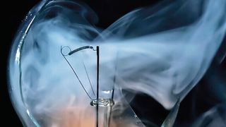 In der deutschen Elektro- und Digitalisierungsbranche steigt die Spannung – aber leider nicht wegen positiver Entwicklungen, wie der ZVEI berichtet. Die Erwartungen für die Produktion wurden jetzt deutlich zurückgeschraubt. Hoffentlich gehen die Lampen nicht bald ganz aus ... (Bild: D. Katzenberger)