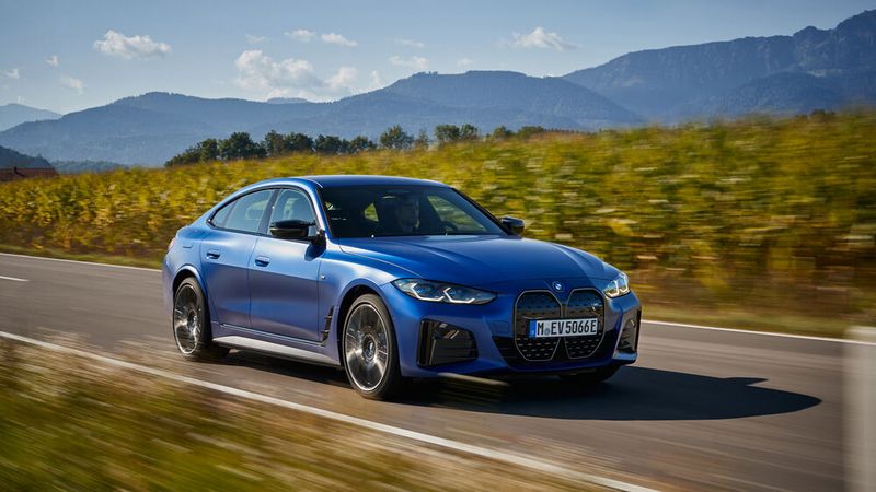 Ab November werden zwei i4-Varianten ans Stromnetz gehen: der BMW i4 eDrive40 mit 250 kW/340 PS, Hinterradantrieb und 590 Kilometer Reichweite (nach WLTP) und der BMW i4 M50 mit 400 kW/544 PS, serienmäßigem Allradantrieb und Hinterachs-Luftfederung. (Bild: BMW)