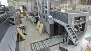 70 bis 100 kW/h spart Hepack ein, indem die Trockner an den Verpackungsdruckmaschinen mit Heißluft aus einem BHKW vorgeheizt werden und die Abwärme besser genutzt wird. (Bild: LK Metallwaren)