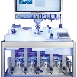 Nahtlose Übergänge von kontinuierlichen Herstellungs- zu diskreten Fertigungsprozessen sollten im anbrechenden Zeitalter von Industrie 4.0 dank zuverlässiger Automatisierungstechnik keine weiteren Fragen aufwerfen. Synergien zwischen Fluid- und Motion Control entstehen, wenn Ventilinseln und die Automatisierungsplattform CPX von Festo (zu erkennen in der Bildmitte) zum Zuge kommen – dank ihrer umfassenden