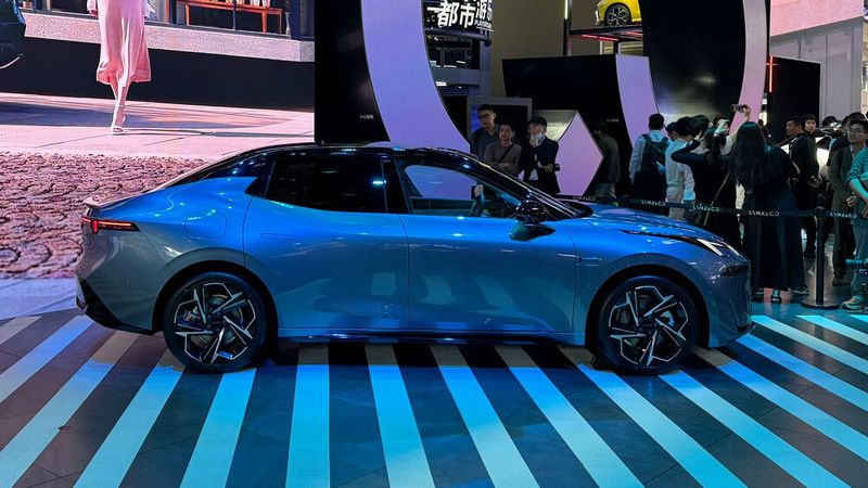 Der Lynk&Co 07 sieht nicht nur aus, als wäre er von gestern, sondern macht auch beim Antrieb eine Rolle rückwärts. (Bild: SP-X/Benjamin Bessinger)