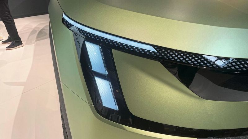 Die T-förmigen Scheinwerfer-Schlitze der Sudie finden sich im Design des Epiq ansatzweise wieder. (Bild: Grimm – VCG)