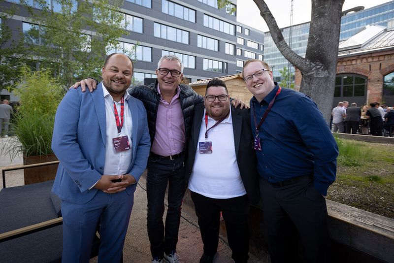 Markus Wahl (Lenovo), Christoph Szokolai (At Data Infrastruktur) sowie Christian Schlenk und 	Stefan Lindner von Rapidmax (vlnr.) sind ebenfalls beim Lenovo Kickoff 2023 dabei. (Bild: Michael Schwettmann)