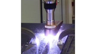 Spritzerfreies Stichlochschweißen mit In-Focus hier in einer Versuchsanordnung. (Bild: Kjellberg)