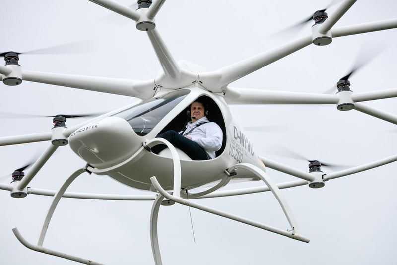 Jede Flugsteuerungseinheit besitzt einen Satz Lagesensoren, bestehend aus Druckmesser, Gyroskop, Beschleunigungsmesser und Magnetfeldmesser für alle drei Raumachsen. Jede Flugsteuerungseinheit ist damit für sich alleine in der Lage, den VC200 zu kontrollieren. (Bild: E-volo/Nikolay Kazakov)