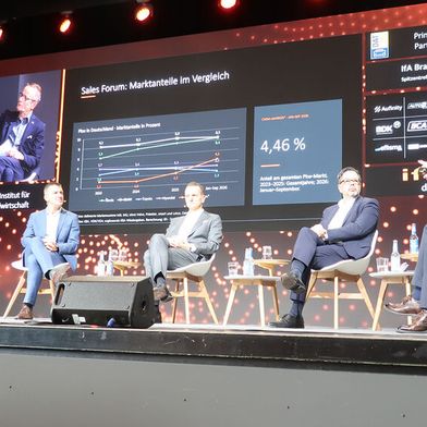 Sprachen mit IFA-Chef Prof. Stefan Reindl (r.) über die Zukunftsstrategien ihrer Marken: (v.l.) Andreas Krause, Director Sales Hyundai Deutschland, Jörg Dzubiella, Direktor Sales & Network Toyota Deutschland, Tim Beltermann, Leiter Markt Deutschland BMW Group und Frank Barwasser, Sprecher der Geschäftsführung Skoda Auto Deutschland. (Bild: Grimm – VCG)