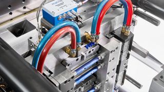 Partner project of Arburg, Matriq and Kebo at Fakuma 2026: An Allrounder 570 A produces auto-injector housings with Data Matrix codes applied directly in the mould.  (Source: Arburg)