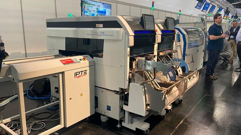 Auf der SMT connect 2024 umfasste die Future Packaging unter anderem IPTE-Transportmodule und Fuji-SMT-Bestückautomaten.(Bild:  VCG)