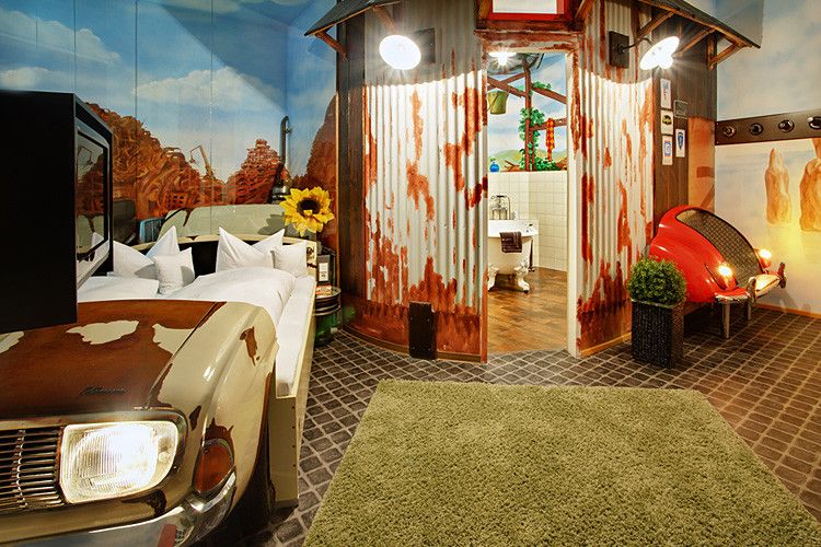 Historisch geht es zu im Nostalgie-Themenzimmer. Weniger Chrom, dafür Rost erzählt aus vergangenen Automobilzeiten. (Foto: V8 Hotel/Frank Hoppe)