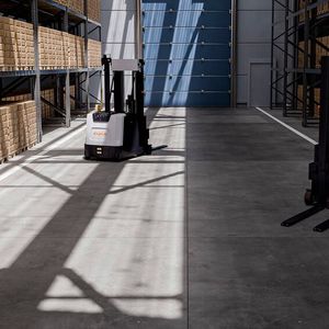 Mit seiner Bauweise eignet sich der KMF 1500P-CB für die stabile und flexible Handhabung geschlossener und offener Paletten.(Bild:  Kuka)