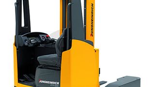 Der Elektro-Mehrwegestapler vom Typ ETV Q20/ETV Q25 ist mit einer elektronisch gesteuerten Allradlenkung ausgestattet, durch die er bei geringem Wenderadius in nahezu jede Richtung fahren kann. Bild: Jungheinrich (Archiv: Vogel Business Media)