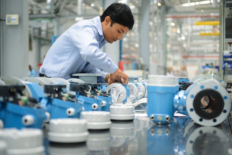 Rund um den Globus die gleichen Qualitätsstandards: Im indischen Aurangabad fertigt Endress+Hauser Durchflussmessgeräte für den asiatischen Markt. (Bild: Endress+Hauser)