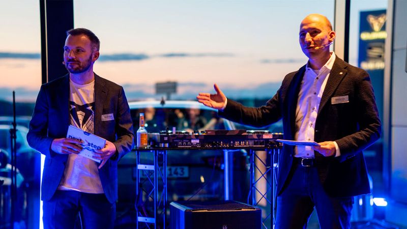 Filialleiter Sascha Walter (l.) und Von-der-Weppen-Geschäftsführer Carlo Hartung begrüßten die Gäste. (Bild: Autohaus von der Weppen)