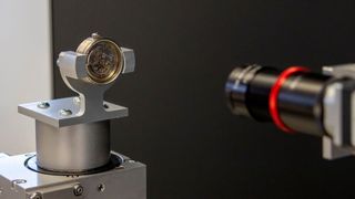 Die Baureihe Domiline im Einsatz: Detailansicht der Kameraapplikation mit einer Taschenuhr – Dauerleihgabe des Deutschen Uhrenmuseums in Furtwangen. (Bild: IEF-Werner GmbH)