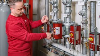 Ein Techniker von Chubb überprüft die Anlage.  (Bild: Chubb Deutschland)