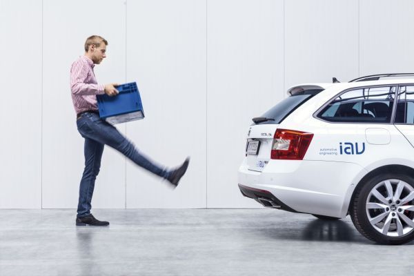 Mit „Up-to-Date. Up to You” lassen sich Fahrzeugarchitekturen an die Bedürfnisse der Nutzer anpassen. So können sie zum Beispiel eine Geste definieren, mit der sie den Kofferraum ohne Schlüssel öffnen und schließen können.  (IAV)