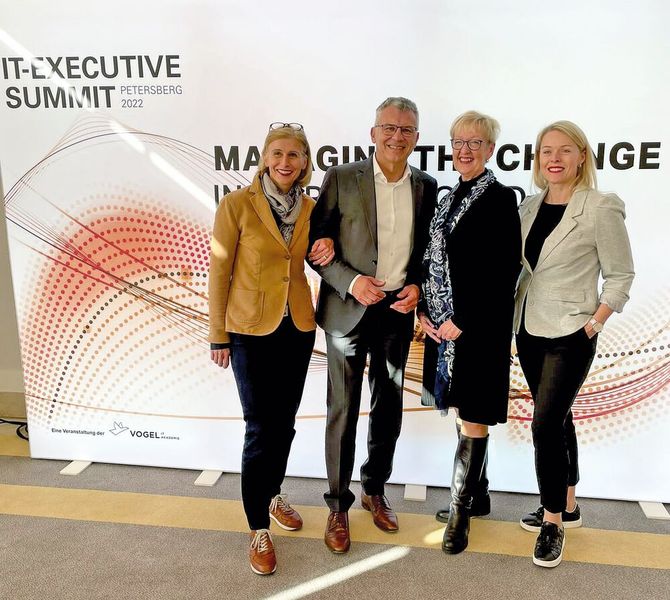 Wir sagen VIELEN DANK u.a. an Staatssekretär Werner Gatzer und Dr. Stefanie Babst... (Bild: Vogel IT-Akademie)