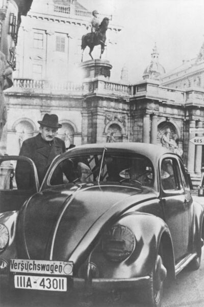 Auch er feiert in diesem Jahr Jubliläum: 1938 stand der Käfer in seiner endgültigen Form fest, war also „serienreif“. In diesem Jahr erfolgte auch die Grundsteinlegung für ein Werk in Fallersleben, später Wolfsburg genannt. (Porsche)