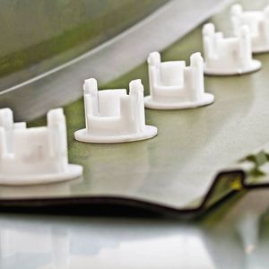 Bild 1: Mit Ultraschallschweißverfahren werden Sensorhalterungen fest, sicher und ohne Abzeichnungen in lackierte Stoßfänger eingefügt.