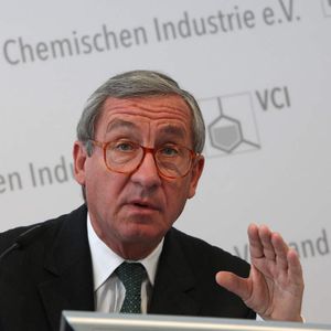 VCI-Präsident Prof. Dr. Ulrich Lehner: „Wenn wir aber den Blick nach vorne richten, können wir trotz der tief hängenden Konjunkturwolken einen Lichtschimmer am Horizont ausmachen.“ 