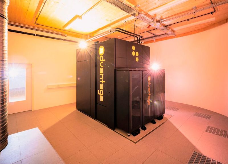 Berechnungs-Power! Das ist der D-Wave-Quantenannealer – Europas erster Quantencomputer, der auf über 5000 Qubits zurückgreifen kann. Am Forschungszentrum Jülich hat er nun mit der Arbeit begonnen.