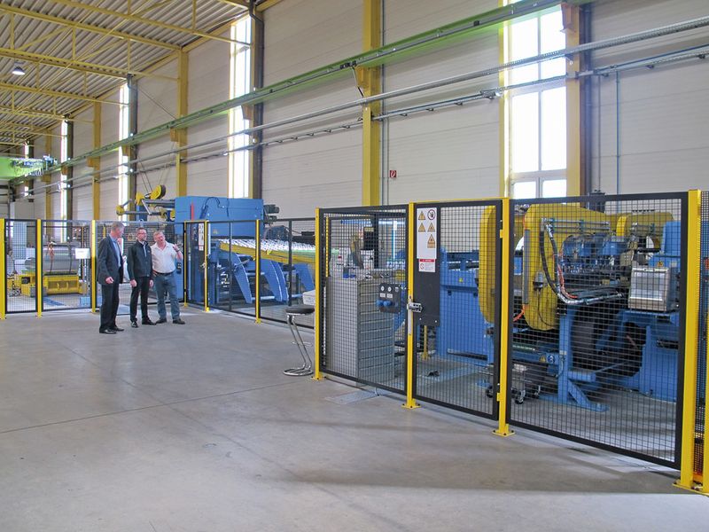 Die hoch automatisierte Platinenschneidanlage hat die Produktion von Kantprofilen in dem Unternehmen auf ein neues Niveau gehoben. (Bild: Schuler)