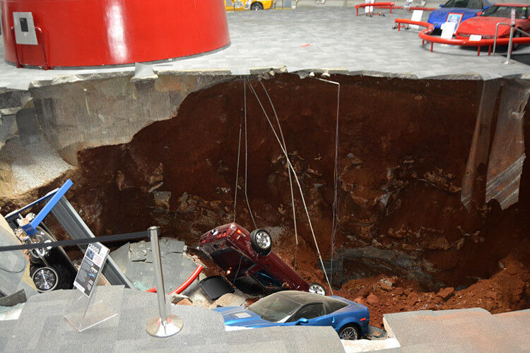 In diesem Erdloch verschwanden am 12. Februar acht Corvette des National Corvette Museum. Ein unterirdischer Erdrutsch hatte den Einsturz ausgelöst. (National Corvette Museum)