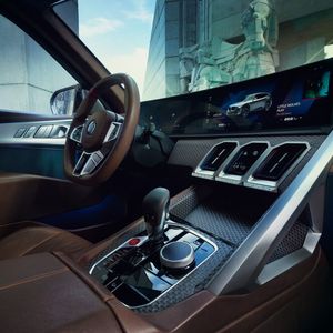 Das futuristische Armaturenbrett und die luxuriöse Innenausstattung dürften es in die Serie schaffen.(Bild:  BMW/Agnieszka Doroszewicz)