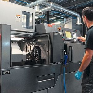 In der Werkstatt ermöglichen ein Dutzend Maschinen die Bearbeitung komplexer Dreh-Frästeile.