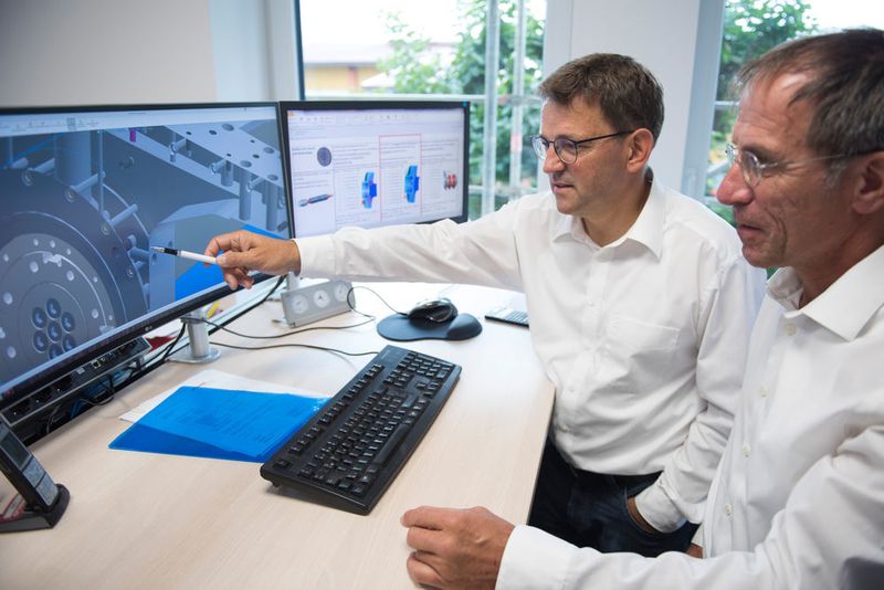 Johannes Oswald (l.) und Prokurist Michael Walter, der maßgeblich an der Entwicklung des Motors beteiligt war, besprechen konstruktive Details eines Torquemotors im 3D Bild.  (Foto: © Jens Kortus Fotografie Miltenberg)