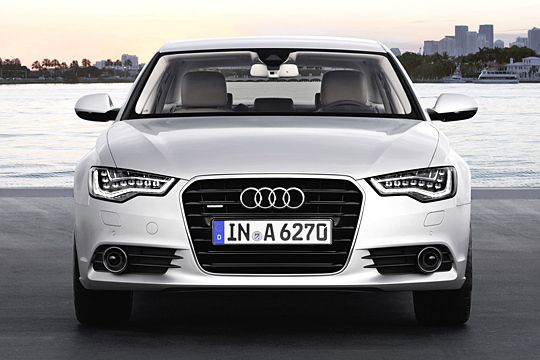 Insgesamt kommt der neue Audi A6 eher unspektakulär um die Ecke. Deutlich verändert ist die stärker gewölbte Motorhaube. (Archiv: Vogel Business Media)