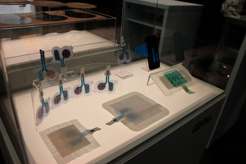 ... und intelligente Pflaster mit On-Board-Technologie. Die Pflaster, die mit Sensoren und Drahtlostechnologie ausgestattet sind, ermöglichen z. B. das Monitoring von Vitalfunktionen. (Bild: Breunig – VCG)