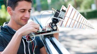 An der Universität-West führt Doktorand Markus Schartel Tests mit dem ersten Prototyp des Radargeräts durch: Eine Schiene soll die Flugbewegung der Drohne simulieren. (Eberhardt/Uni Ulm)