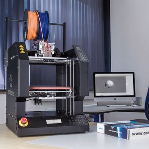 Der RF2000 bietet neben den Funktionen des Vorgängermodells als wichtigste Neuerung einen Dual-Extruder, der Zweifarbdruck sowie Druck von wasserlöslichen Stützstrukturen für komplexere 3D-Modelle ermöglichen soll.