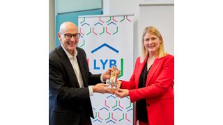 Auf der Preisverleihung am 8. Dezember 2023 in Wesseling hat die 1. VAA-Vorsitzende Dr. Birgit Schwab den Deutschen Chemie-Preis an den Standortleiter Wesseling/Knapsack bei Lyondell Basell Tassilo Bader überreicht. (Bild: Maria Schulz/ VAA)