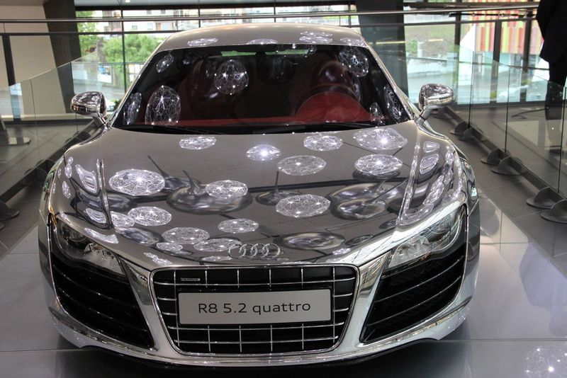 Das RFID-Seminar fand im Audi-Forum in Neckarsulm statt; im Vorraum steht dieser Audi RS 8... (Bild: Reinhold Schäfer)
